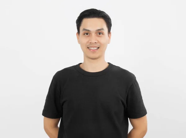 Jovem Bonito Asiático Homem Sorrindo Com Aparelho Olhando Para Câmera — Fotografia de Stock