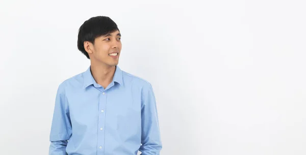 Ung Stilig Asiatisk Man Tänker Idé Medan Tittar Upp Isolerad — Stockfoto