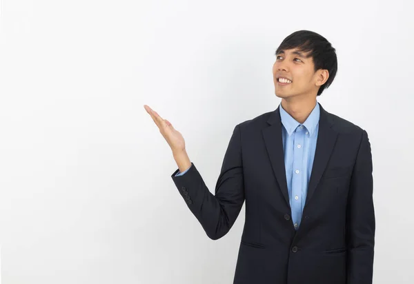 Młody Azjatycki Biznesmen Niebieskiej Koszuli Wskazując Bok Ręką Aby Przedstawić — Zdjęcie stockowe