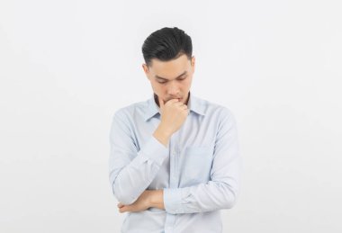 Asyalı genç iş adamı mutsuz ve hayal kırıklığına uğramış. Beyaz arkaplanda negatif yüz ifadesi izole edildi.