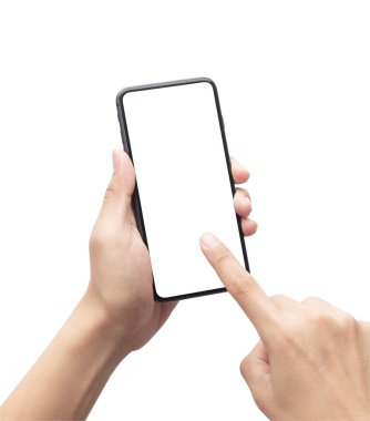 Siyah akıllı telefonu tutan ve boş ekrana dokunan erkek el kırpma yolu ile beyaz arkaplanda izole edilmiş..