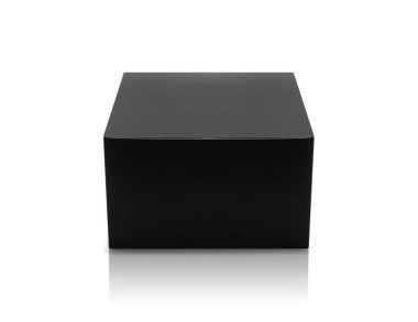 Öngörünümde siyah kutu ürün ambalajı kırpma yolu ile beyaz arkaplanda izole.