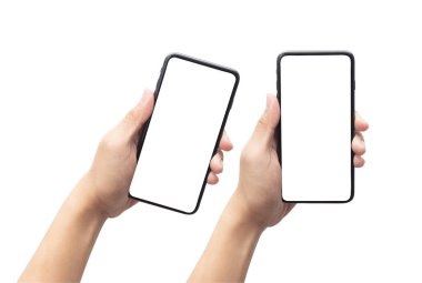 Beyaz arkaplanda kırpma yolu ile izole edilmiş boş ekran ile siyah akıllı telefonu tutan bir erkek eli seti.