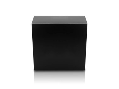 Öngörünümde siyah kutu ürün ambalajı kırpma yolu ile beyaz arkaplanda izole.