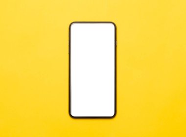 Sarı arkaplanda boş ekran maketi olan siyah akıllı telefon. Kesme yolu.