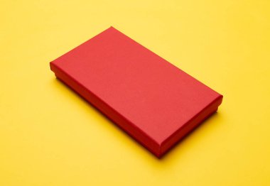 Kırmızı kutu ürün paketi sarı arkaplanda izole edildi.