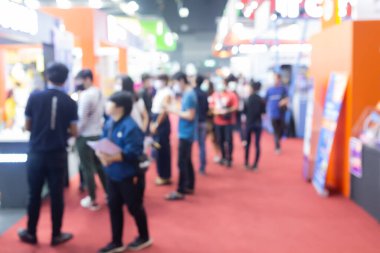 Sergi salonundaki soyut bulanık insanlar fuar fuarı geçmişi. İş fuarı, iş fuarı ya da borsa. Organizasyon ya da şirket etkinliği, ticari ticaret ya da alışveriş merkezi pazarlama reklam kavramı.