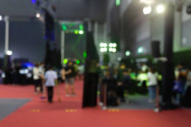 Sergi salonundaki soyut bulanık insanlar bilgisayar oyunu festivali arka planında.