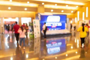 Sergi salonundaki soyut bulanık insanlar fuar fuarı geçmişi. İş fuarı, iş fuarı ya da borsa. Organizasyon ya da şirket etkinliği, ticari ticaret ya da alışveriş merkezi pazarlama reklam kavramı.