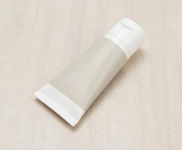 木制背景的空白白色塑料管或凝胶产品模型模板 — 图库照片