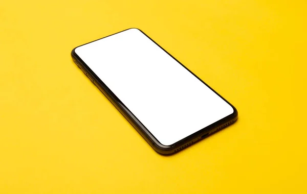 黄色の背景に隔離された空白の画面のモックアップと黒のスマートフォン クリッピングパス — ストック写真