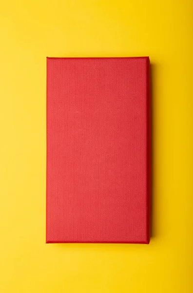 黄色の背景に隔離されたレッドボックス製品パッケージ フラットレイアウト Top View — ストック写真