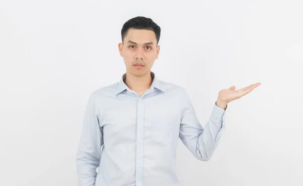 Jovem Asiático Homem Negócios Com Camisa Azul Apontando Para Lado — Fotografia de Stock