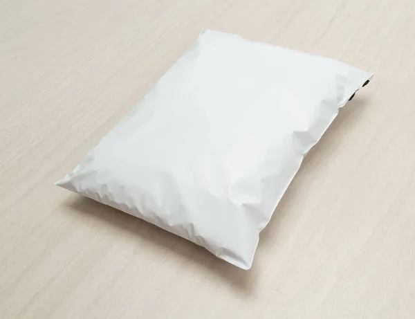 木製の背景に空白の白いビニール袋パッケージモックアップテンプレート — ストック写真