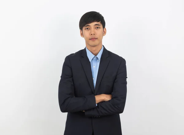 Fiatal Jóképű Ázsiai Üzletember Keres Kamera Karok Keresztbe Elszigetelt Fehér — Stock Fotó