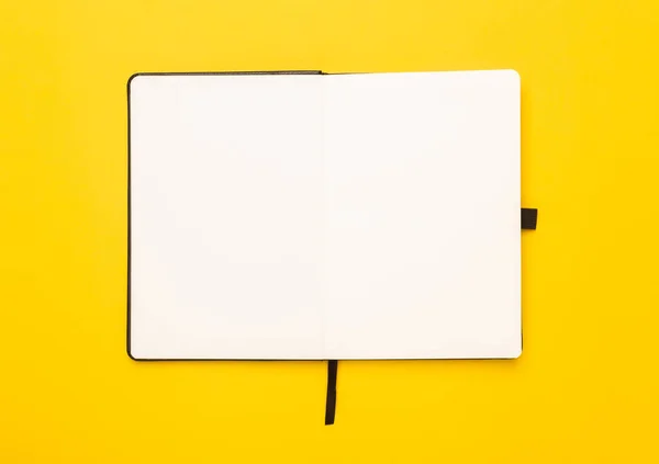 Černý Notebook Otevřen Izolované Žlutém Pozadí — Stock fotografie