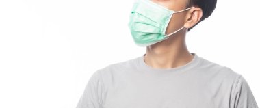 Enfeksiyonu önlemek için hijyenik maske takan genç adam, 2019-nCoV ya da koronavirüs. Öğleden sonra 2.5 gibi hava yoluyla bulaşan solunum hastalığı beyaz arka planda izole edilmiş. Sancak boyutu.