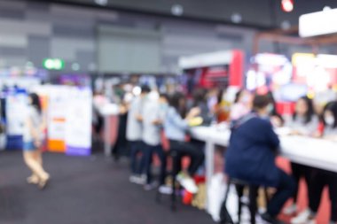 Sergi salonundaki soyut bulanık insanlar fuar fuarı geçmişi. İş fuarı, iş fuarı ya da borsa. Organizasyon ya da şirket etkinliği, ticari ticaret ya da alışveriş merkezi pazarlama reklam kavramı.