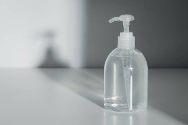 El dezenfektanı jeli, enfeksiyonu önlemek için kullanın, Covid-19 ya da corona virüsü, Coronavirus önleme.