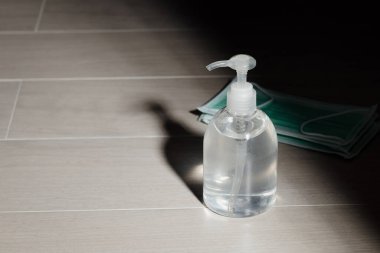 El dezenfektanı jeli ve tıbbi cerrahi maskeler enfeksiyonu önlemek için kullanılır, Covid-19 veya Corona virüsü, Coronavirüs önleme.