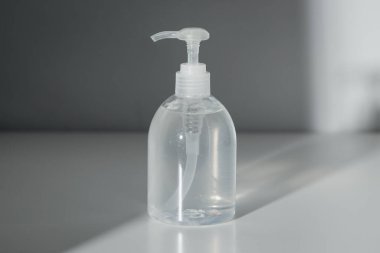 El dezenfektanı jeli, enfeksiyonu önlemek için kullanın, Covid-19 ya da corona virüsü, Coronavirus önleme.