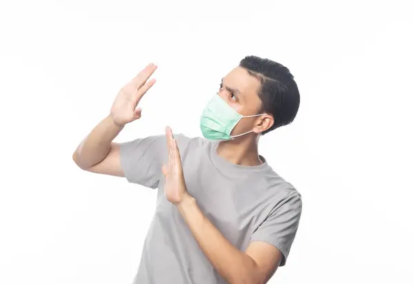 Mladý Asijský Muž Hygienické Masce Gestikulující Zastavit Aby Zabránilo Infekci — Stock fotografie