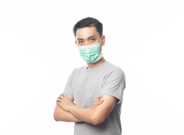 衛生マスクと腕を身に着けている若いアジア人男性は 感染を防ぐために交差しました 2019 Ncovまたはコロナウイルス 午後2 5戦闘やインフルエンザなどの空挺呼吸器疾患 白い背景に隔離されたスタジオショット — ストック写真
