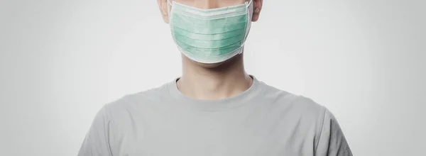 感染を防ぐために衛生マスクを着用する若い男 2019 Ncovまたはコロナウイルス 午後2時25分戦闘や白い背景に隔離されたインフルエンザなどの空中呼吸器疾患 バナーサイズ — ストック写真