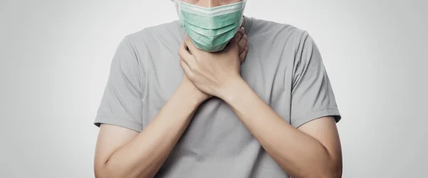 Close Jonge Man Met Hygiënisch Masker Die Keelpijn Heeft 2019 — Stockfoto