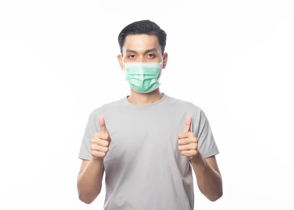 Ung Asiatisk Man Bär Hygienisk Mask Och Visar Tummen Upp — Stockfoto