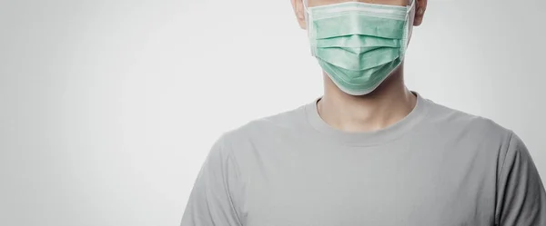 Young Man Φορώντας Μάσκα Υγιεινής Για Την Πρόληψη Της Λοίμωξης — Φωτογραφία Αρχείου