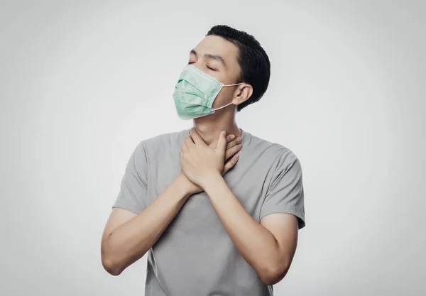 Ung Asiatisk Man Hygienisk Mask Med Ont Halsen 2019 Ncov — Stockfoto