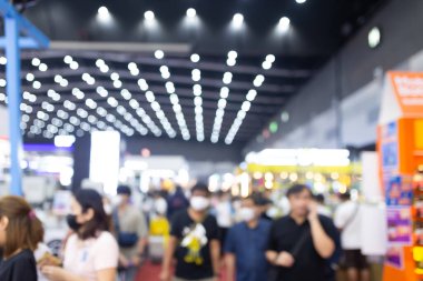 Sergi salonundaki soyut bulanık insanlar fuar fuarı geçmişi. İş fuarı, iş fuarı ya da borsa. Organizasyon ya da şirket etkinliği, ticari ticaret ya da alışveriş merkezi pazarlama reklam kavramı.