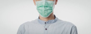 Enfeksiyonu önlemek için hijyenik maske takan genç bir iş adamı, 2019-nCoV ya da Coronavirus. Öğleden sonra 2.5 gibi hava yoluyla bulaşan solunum hastalığı beyaz arka planda izole edilmiş savaş ve grip, Banner boyutu.