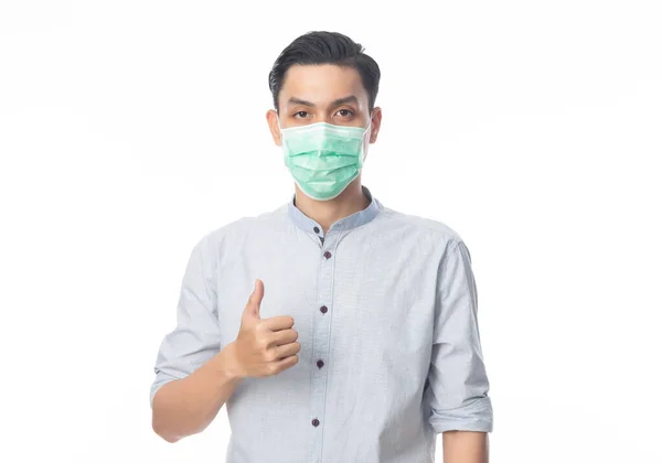 Genç Asyalı Adamı Hijyenik Maske Takıyor Enfeksiyonu Önlemek Için Parmağını — Stok fotoğraf