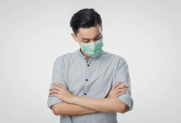 Ung Asiatisk Affärsman Bär Hygienisk Mask Och Tittar Ner Förhindra — Stockfoto