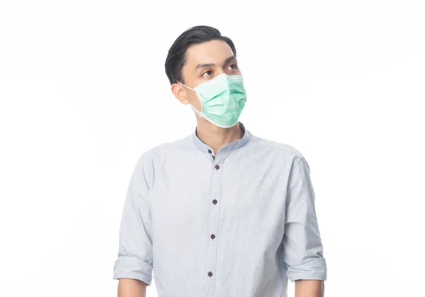 Jonge Aziatische Zakenman Draagt Hygiënisch Masker Kijkt Omhoog Infectie Voorkomen — Stockfoto