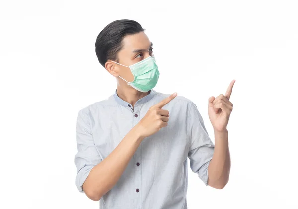 Ung Asiatisk Affärsman Bär Hygienisk Mask Och Pekar Uppåt Förhindra — Stockfoto