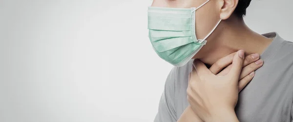 Großaufnahme Junger Mann Hygienemaske Mit Halsschmerzen 2019 Ncov Oder Coronavirus — Stockfoto