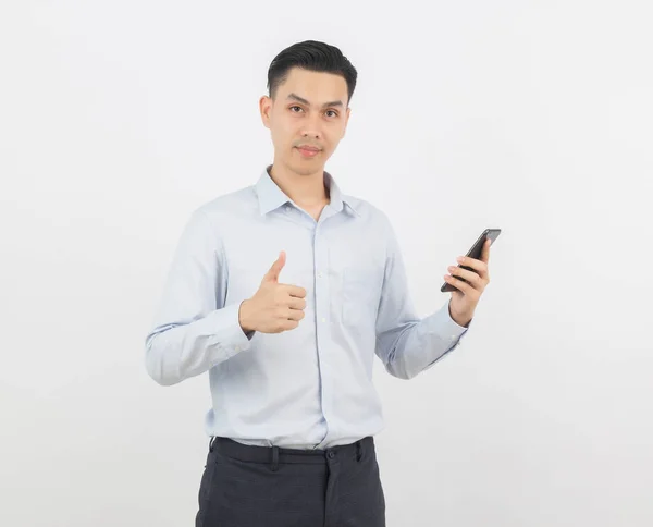 Genç Asyalı Yakışıklı Adamı Elinde Siyah Bir Akıllı Telefon Tutuyor — Stok fotoğraf