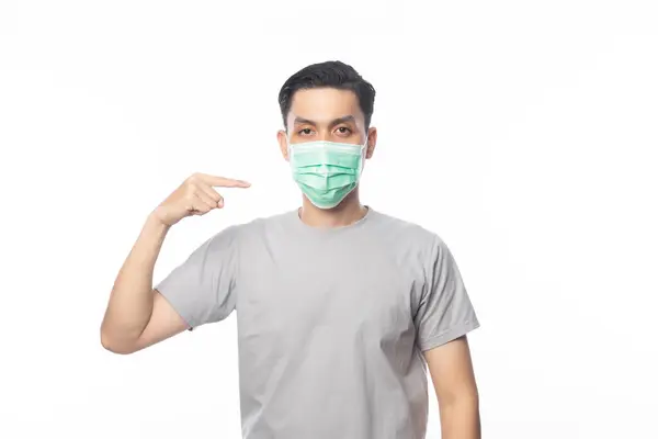 Ung Asiatisk Man Bär Och Pekar Hygienisk Mask För Att — Stockfoto