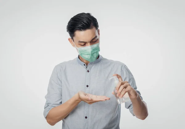 Junge Asiatische Geschäftsmann Mit Hygienemaske Und Verwendung Von Hand Sinitizer — Stockfoto