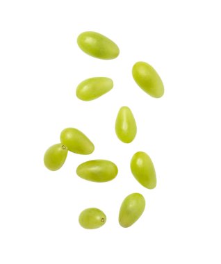 Düşen yeşil üzümler kırpma yolu olan beyaz arkaplanda izole edilmiş.