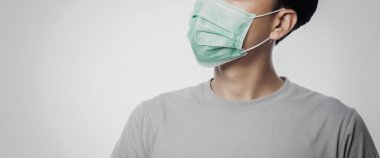 Enfeksiyonu önlemek için hijyenik maske takan genç adam, 2019-nCoV ya da koronavirüs. Öğleden sonra 2.5 gibi hava yoluyla bulaşan solunum hastalığı beyaz arka planda izole edilmiş. Sancak boyutu.