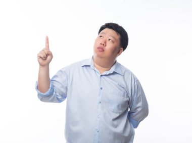 Mavi gömlekli Asyalı Şişman Adam düşünme ve telif alanını gösterme şüphesiyle beyaz arkaplanda izole edilmiş bir yüz var..