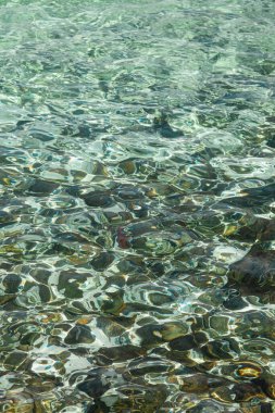 Deniz yüzeyi dalgası, turunçgil suyu, birçok kayanın üzerindeki mavi okyanus. Arkaplan.