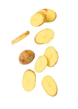 Düşen patates dilimi kırpma yolu ile beyaz arkaplanda izole edilmiş..