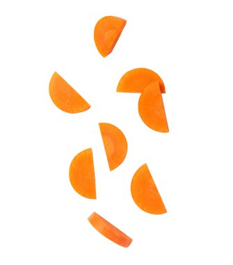 Düşen havuç dilimi kırpma yolu ile beyaz zemin üzerinde izole.