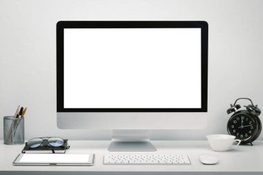 Çalışma alanı boş ekran bilgisayar görüntüsü ve çalışma masasındaki klavye, fare, saat, gözlük ve kırtasiye malzemesi için tablet ile stil kazandır.