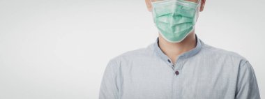 Enfeksiyonu önlemek için hijyenik maske takan genç bir iş adamı, 2019-nCoV ya da Coronavirus. Öğleden sonra 2.5 gibi hava yoluyla bulaşan solunum hastalığı beyaz arka planda izole edilmiş savaş ve grip, Banner boyutu.